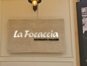 Gráficas Mundo - Rótulo con iluminación Led entrada Restaurante La Focaccia