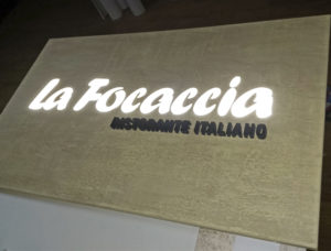 Gráficas Mundo - detalle iluminación Led rótulo Restaurante La Focaccia