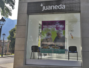 Gráficas Mundo - diseño cartel e impresión en vinilo Medicis Juaneda Soller