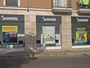 Gráficas Mundo - Diseño e impresión 5 carteles para soporrtes en vinilo Medicis Juaneda Soller