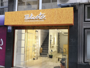 Rotulo e iluminación exterior Melicotó