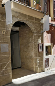 Gráficas Mundo | Diseño para rotulación exterior, banderolas, vinilos para cristales, rótulo corpóreo fabricado en metal para galeria de arte Can Boni en Palma de Mallorca