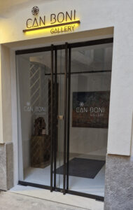 Gráficas Mundo | Diseño para rotulación exterior, banderolas, vinilos para cristales, rótulo corpóreo fabricado en metal para galeria de arte Can Boni en Palma de Mallorca