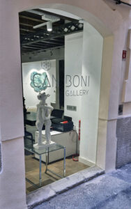 Gráficas Mundo | Diseño para rotulación exterior, banderolas, vinilos para cristales, rótulo corpóreo fabricado en metal para galeria de arte Can Boni en Palma de Mallorca