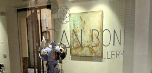 Gráficas Mundo | Diseño para rotulación exterior, banderolas, vinilos para cristales, rótulo corpóreo fabricado en metal para galeria de arte Can Boni en Palma de Mallorca